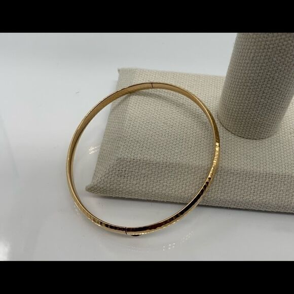 New 14k Gold Hammered and Hinged Bangle. 4.75 mm wide bangle. - Picture 11 of 11